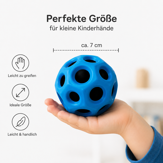 Sensorik-Ball in einer Kinderhand zur Veranschaulichung der tatsächlichen Größe.