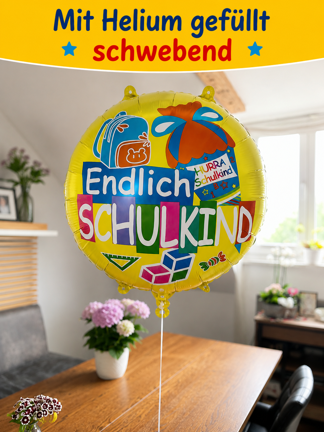 Mit Helium gefüllter Endlich Schulkind Folienballon schwebend als Dekoration zum Schulanfang.