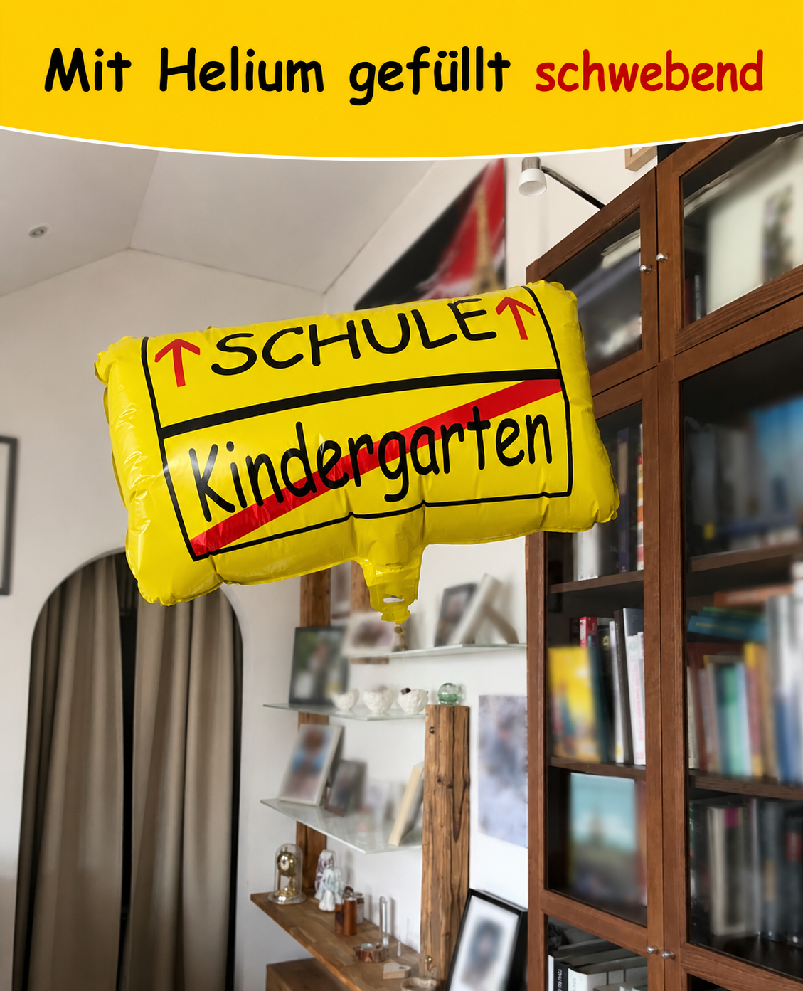 Mit Helium gefüllter Schule statt Kindergarten Folienballon schwebend als Dekoration zum Schulstart.