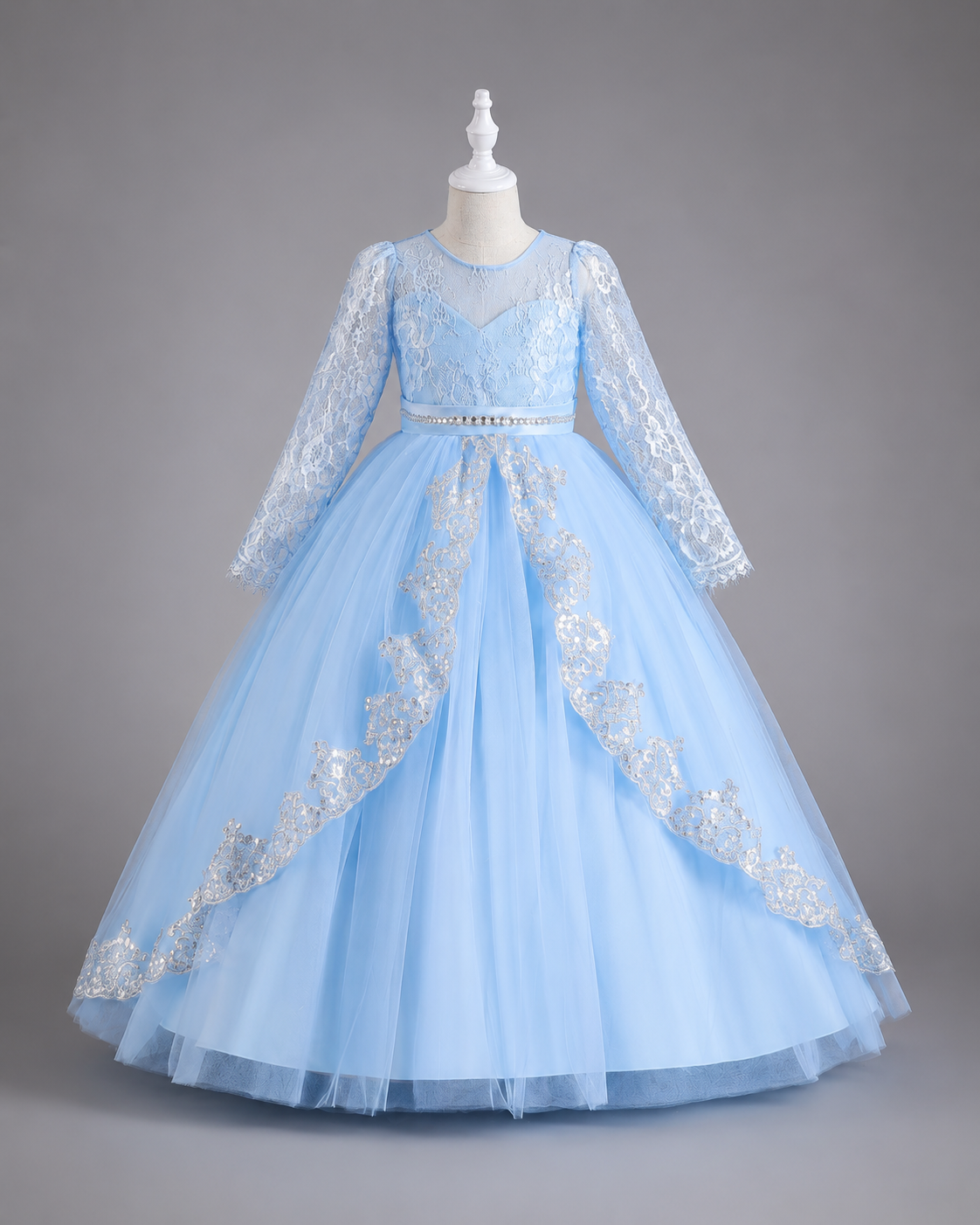 Celestial Prinzessinnenkleid in Himmelblau mit Spitzenärmeln und silbernen Stickereien