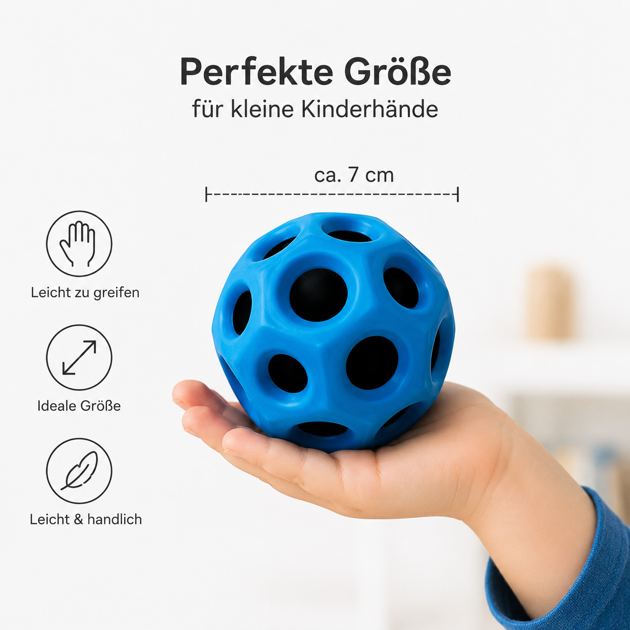 Sensorik-Ball in einer Kinderhand zur Veranschaulichung der tatsächlichen Größe.
