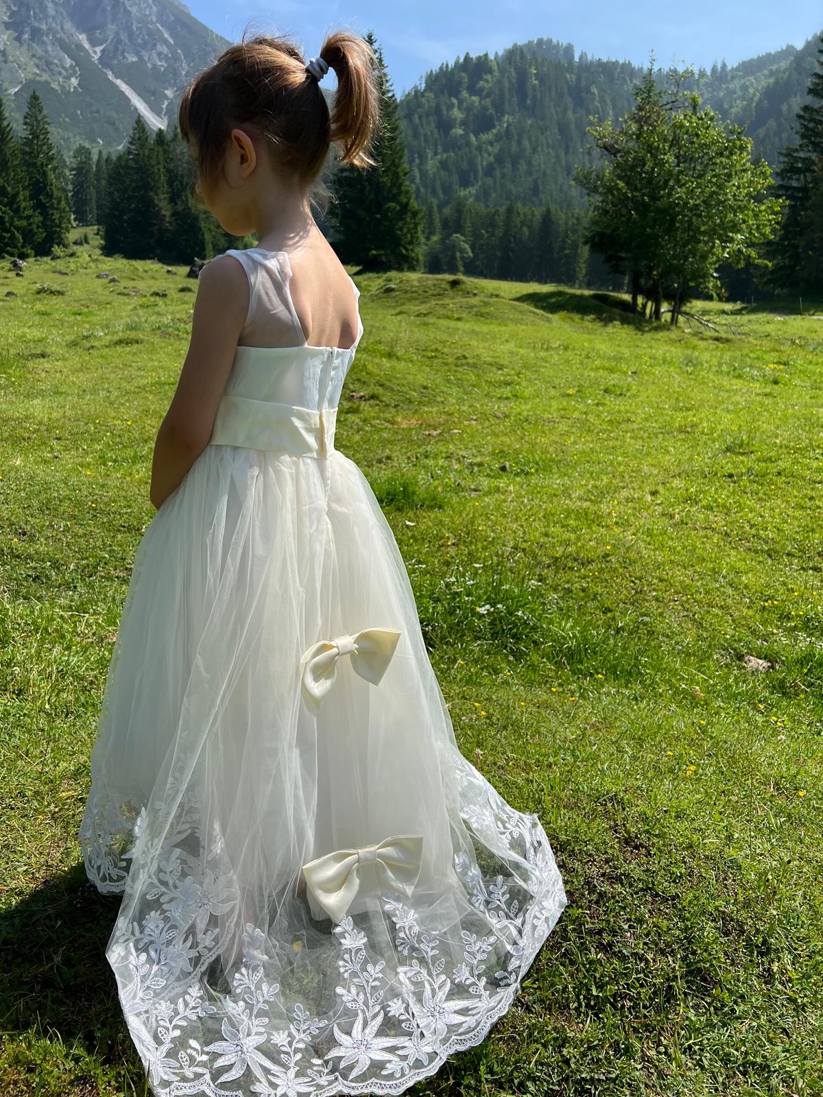 Prinzessinnenkleid Florelisse in Beige mit floraler Stickerei und eleganter Schleppe