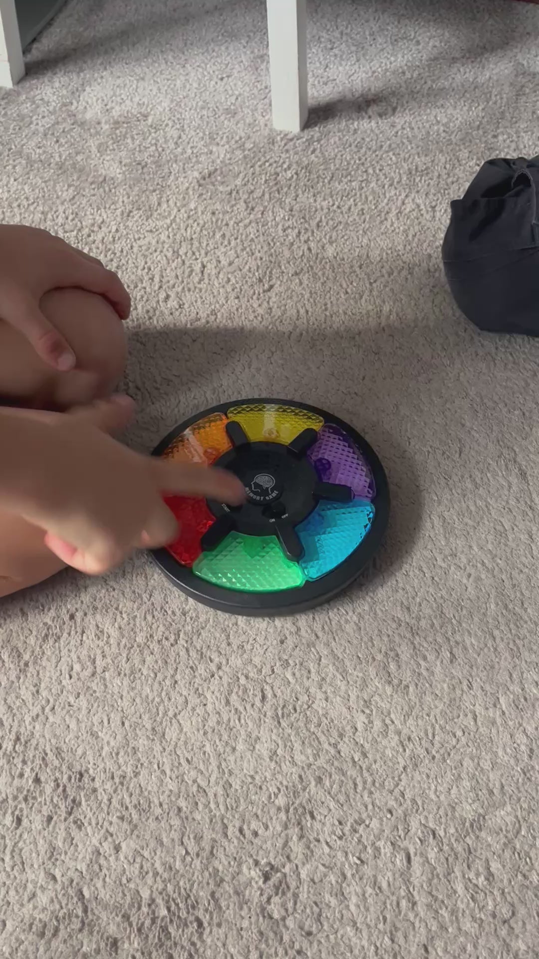 Memory Game im Einsatz mit leuchtenden Farben, Soundeffekten und verschiedenen Schwierigkeitsstufen